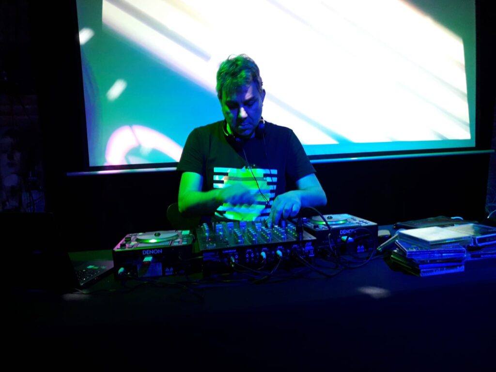 Fiesta rollo 80s en paraigua. DJ Carlos Salas