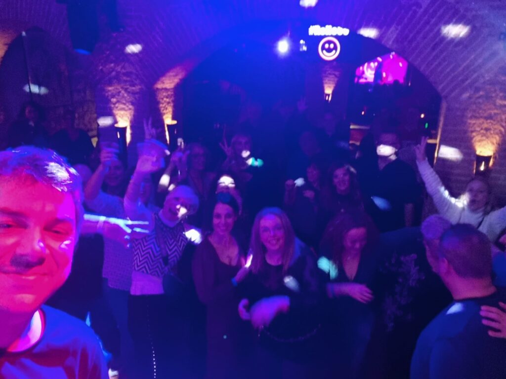 Fiesta rollo 80s en paraigua. DJ Carlos Salas